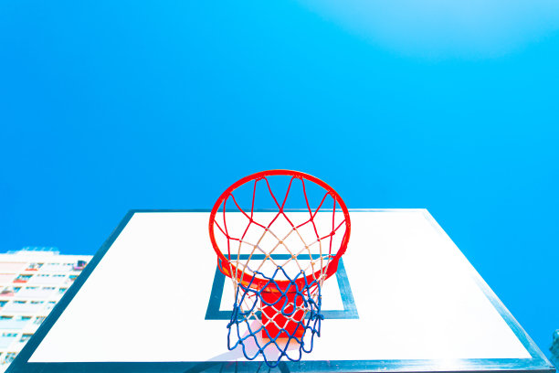 篮筐对着蓝天图片下载