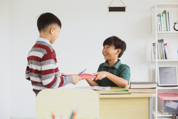 男生把书送给朋友图片下载