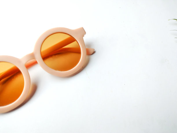 老式太阳镜和棕色镜片在夏季物体背景。图片下载