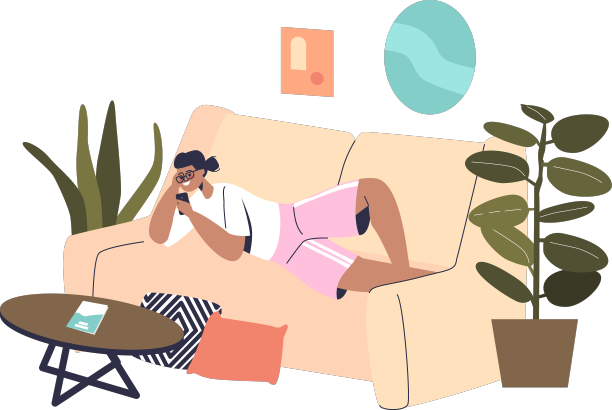 小女孩躺在家里的沙发上用智能手机图片下载