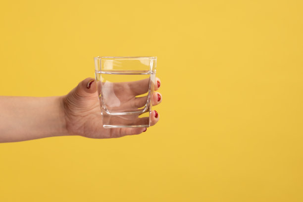 特写女子手持水杯，广告清新纯饮料。图片下载