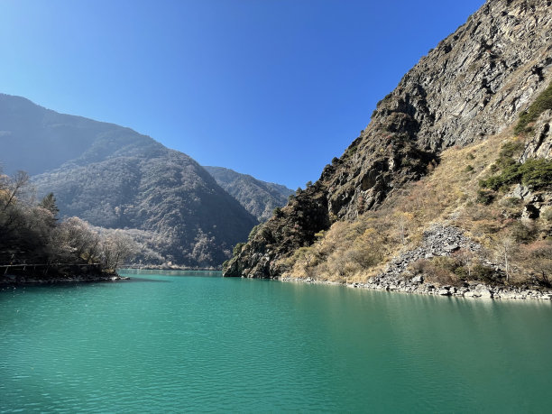 冬天的山和湖，照片的特写，中国。图片下载