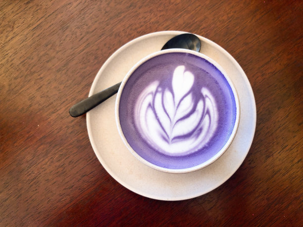 木桌上的一杯拉花咖啡，库存照片。图片下载
