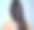 后视镜工作室拍摄的一个难以辨认的女人与美丽的丝绸般的头发对着蓝色的背景摆姿势图片下载
