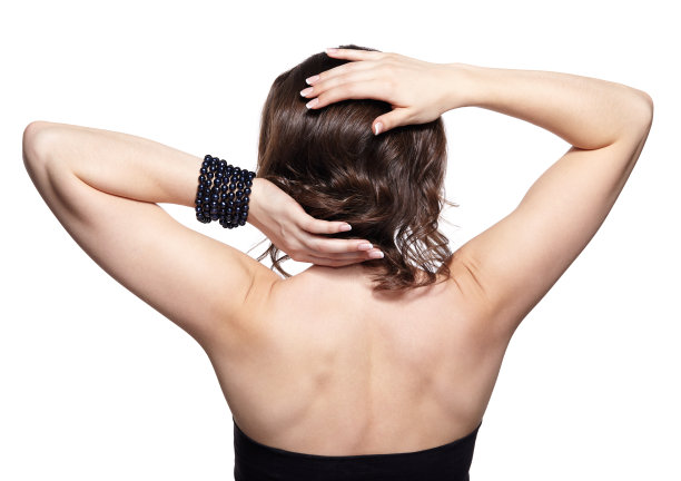 背后灰色背景的黑发女人图片下载