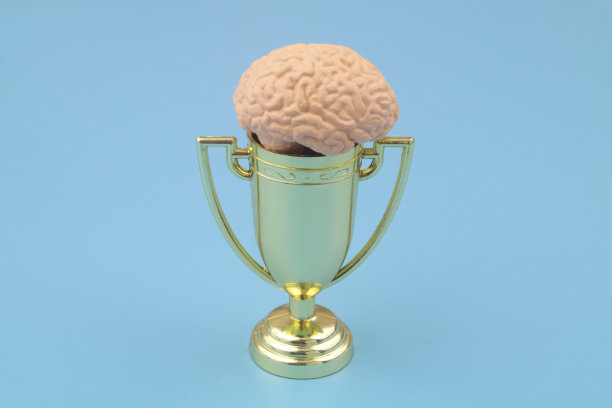 人类大脑冠军奖杯在蓝色背景。图片下载