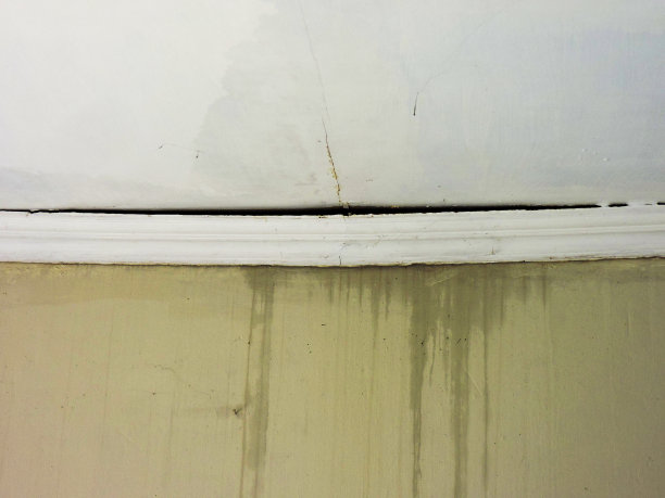 大雨导致天花板潮湿，屋顶漏水，墙壁潮湿。房间的天花板上有大的湿点和裂缝。图片下载