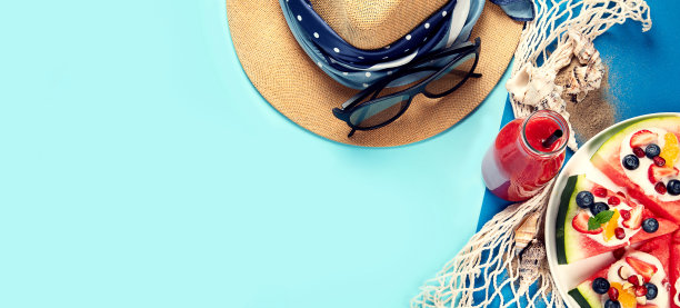 夏日旅行的横幅，平铺着太阳镜，汽车，蓝色背景的老式相机。汽车旅行。俯视图图片下载