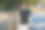 穿着黑色t恤，戴着墨镜的年轻时髦的大胡子男人。街头的照片图片下载