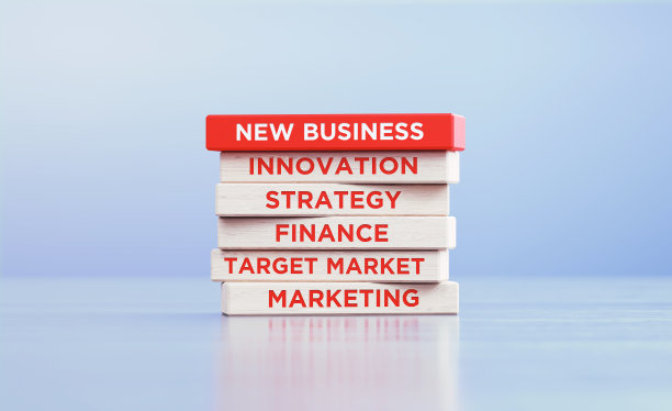 书写木块坐在木表面前散焦的背景图片下载