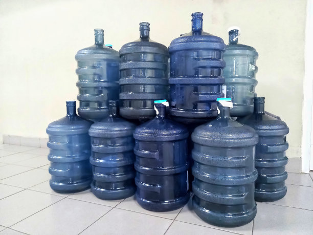 成堆加仑的矿泉水。图片下载