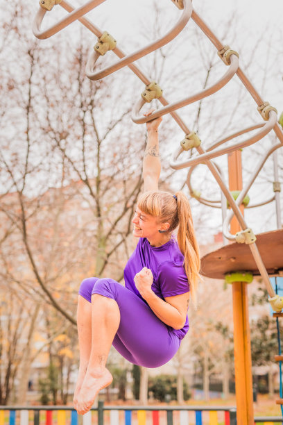 庆祝健美操挑战成功。西班牙中年妇女快乐图片下载