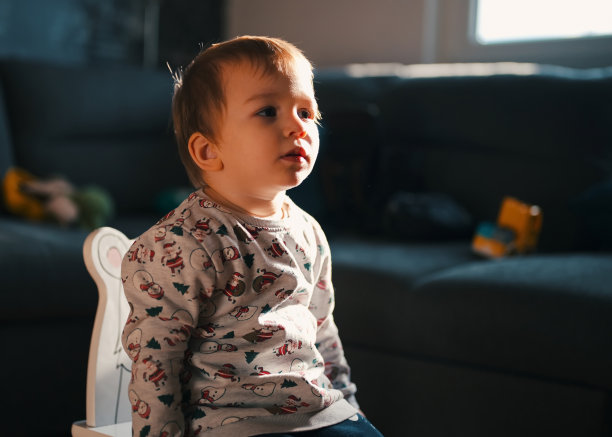 幼儿在看电视图片下载