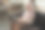 戴着头巾的年轻严肃的女商人在家里做项目图片下载