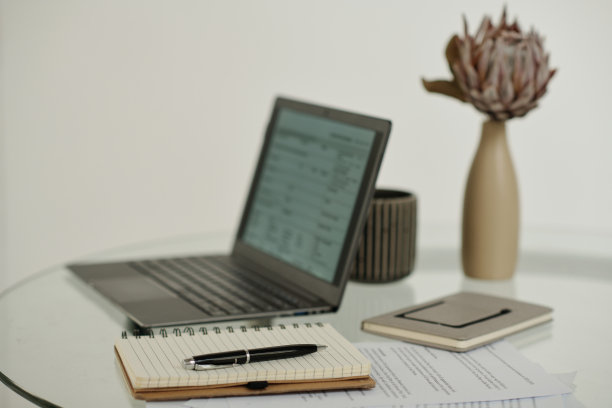 笔放在笔记本、财务文件和其他东西的空白纸上图片下载