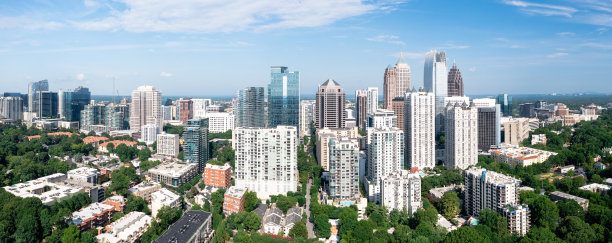 在一个阳光明媚的日子里，从皮埃蒙特公园俯瞰亚特兰大市中心全景图片下载
