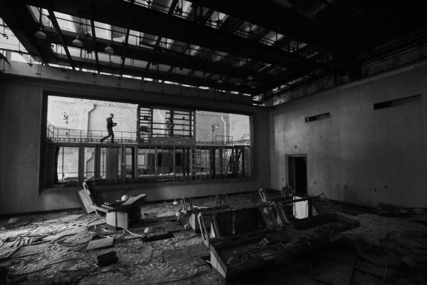 摧毁了苏联机载雷达系统秘密军事设施的指挥所。切尔诺贝利核电站，被洗劫的军事指挥所。图片下载