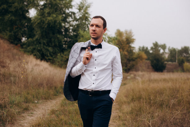 男士西装，格子夹克，白衬衫，户外打领结图片下载