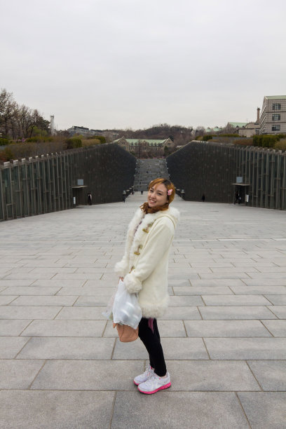 一名年轻女子在韩国大岘洞女子大学摆姿势图片下载
