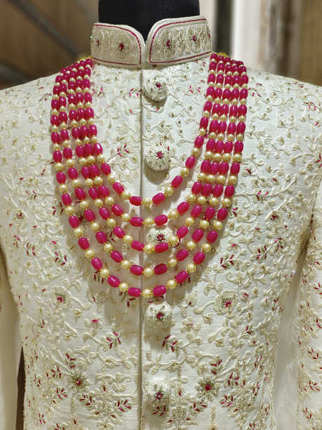 印度男士最新的时装挂在衣架上，在市场的零售店展示，印度男士的婚纱图片下载