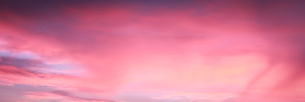 散焦。一个美丽的，日落的天空，紫色和粉红色。图片下载