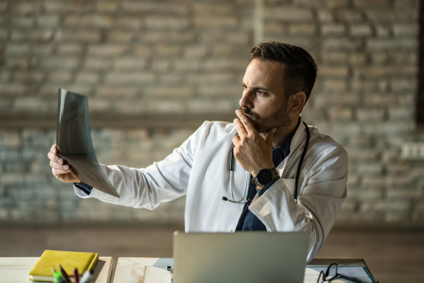 医生正在办公室检查x光片。图片下载