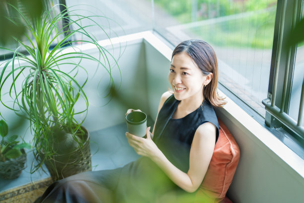 一个女人在植物丛中放松图片下载