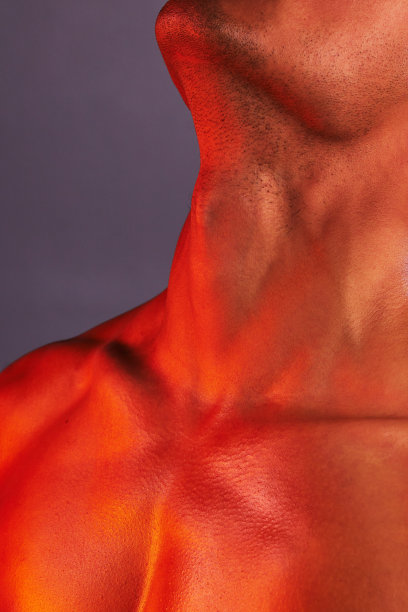 美容，护肤和颈部的男子在工作室化妆品，自我护理和修饰紫色背景。创意美学，光泽和特写的男性模特健康的皮肤，健康和感性的姿势图片下载