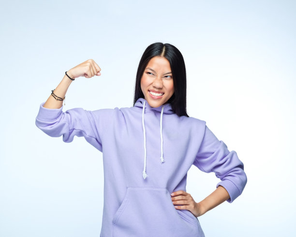 年轻女子表现出力量图片下载