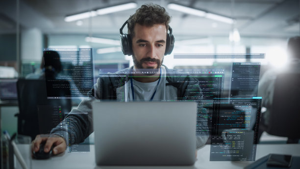 年轻的西班牙裔男性软件开发人员在科技创业办公室工作。拉丁专家编程监控解决方案。VFX全息编辑可视化编码接口，打开的窗口图片下载