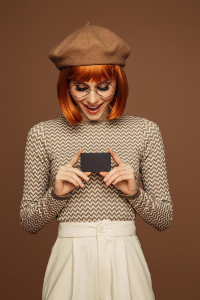 美丽感性的女人拿着名片图片下载