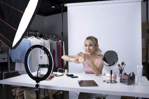 亚洲女性和专业美容化妆师视频或博客记录化妆教程，分享到网站或社交媒体上。图片下载