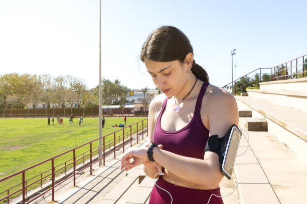 运动女孩看着她的智能追踪器图片下载