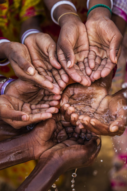 可怜的印度孩子要求淡水，印度图片下载