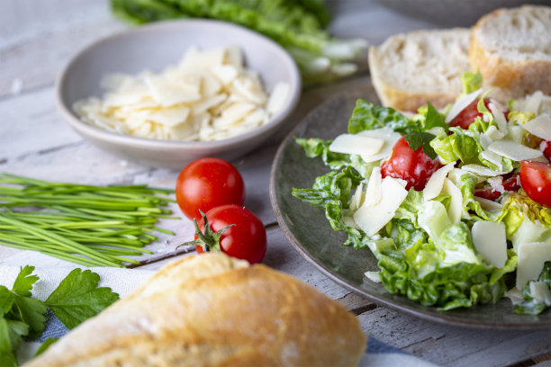 番茄蔬菜沙拉，面包和帕玛森奶酪图片下载