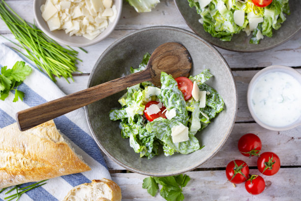 番茄蔬菜沙拉，面包和帕玛森奶酪图片下载