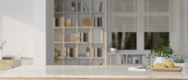 复制空间在白色大理石桌面上的模糊最小的白色房间与书架图片下载