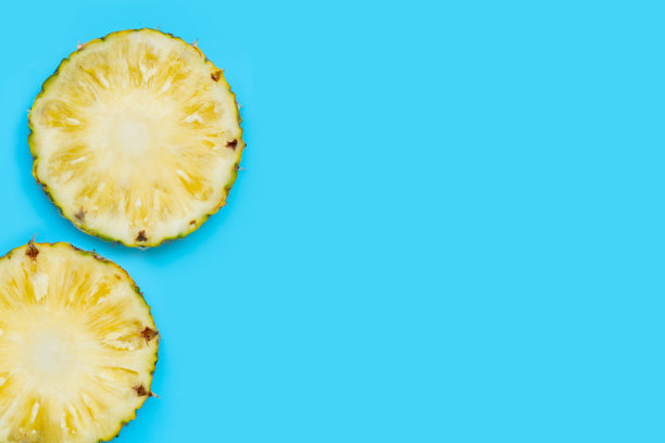 新鲜菠萝在蓝色的背景。俯视图图片下载