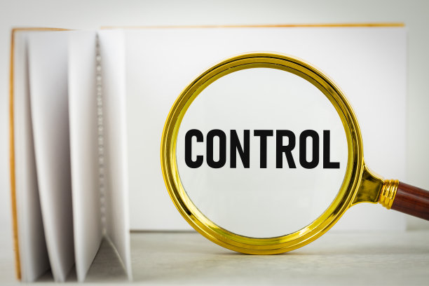 一个放大镜和一个写着"控制"的笔记本图片下载
