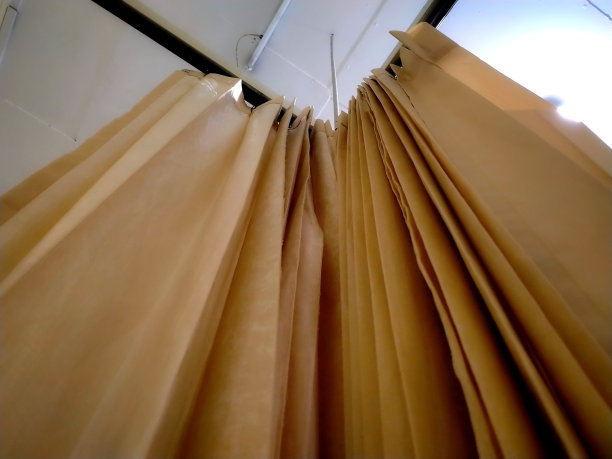 其中一间治疗室的窗帘图片下载