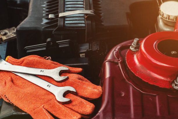 汽车发动机背景下的扳手特写，适用于汽车商店或汽车修理店图片下载