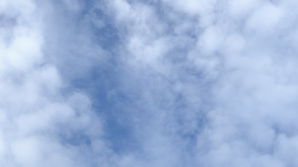 天空乌云密布。快下雨了。图片下载