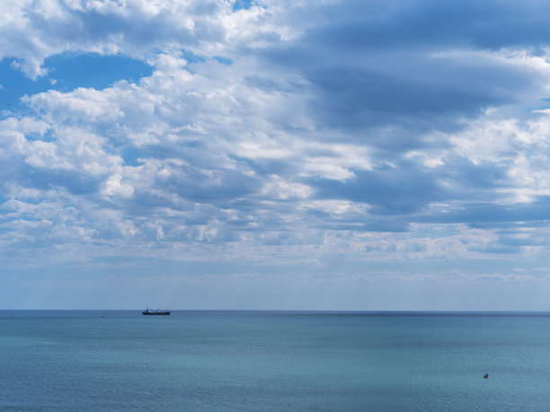 平静的大海和多云的天空。自然背景。图片下载