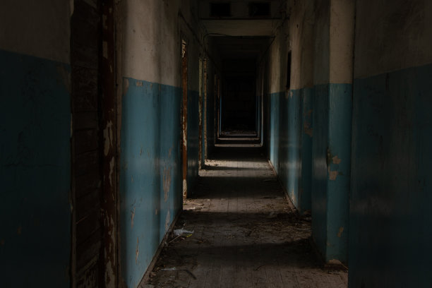 旧的废弃的未完工的建筑，房子图片下载