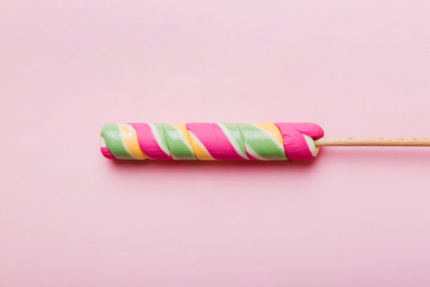 彩色糖果，棒棒糖上的彩色背景，彩色的极简风格俯视图图片下载