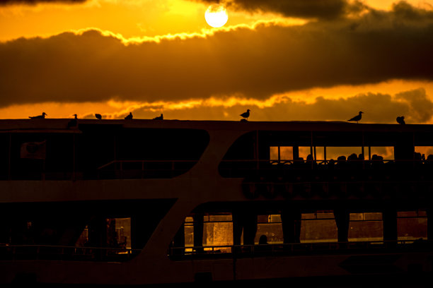 从土耳其伊斯坦布尔的圣索菲亚大教堂和蓝色清真寺俯瞰日落的博斯普鲁斯海峡图片下载