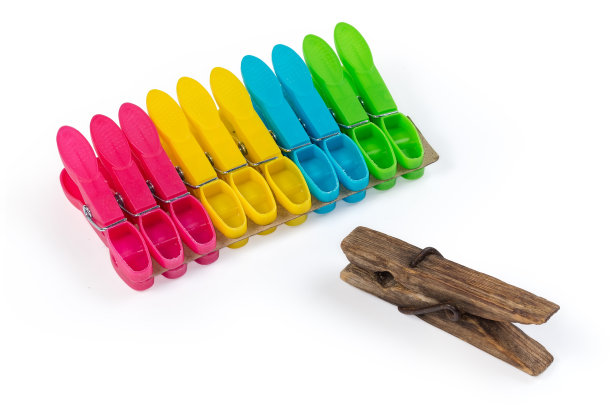 旧的木制衣夹与五颜六色的塑料衣夹相对图片下载