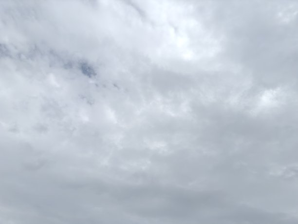 夏日蓝天白云梯度淡白色背景。美丽清澈多云在阳光下平静明亮的冬季空气背景。阴森生动的青色景观在环境日地平线天际线看春风图片下载