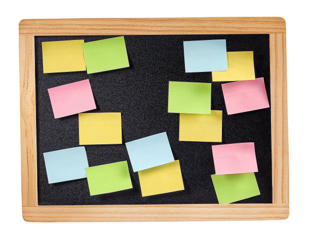 白色背景上的黑板上有小的事件提醒，学习的概念，回到学校图片下载