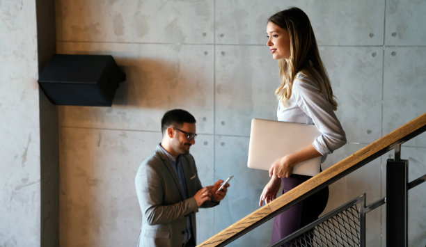 年轻的商人在办公楼里爬楼梯图片下载